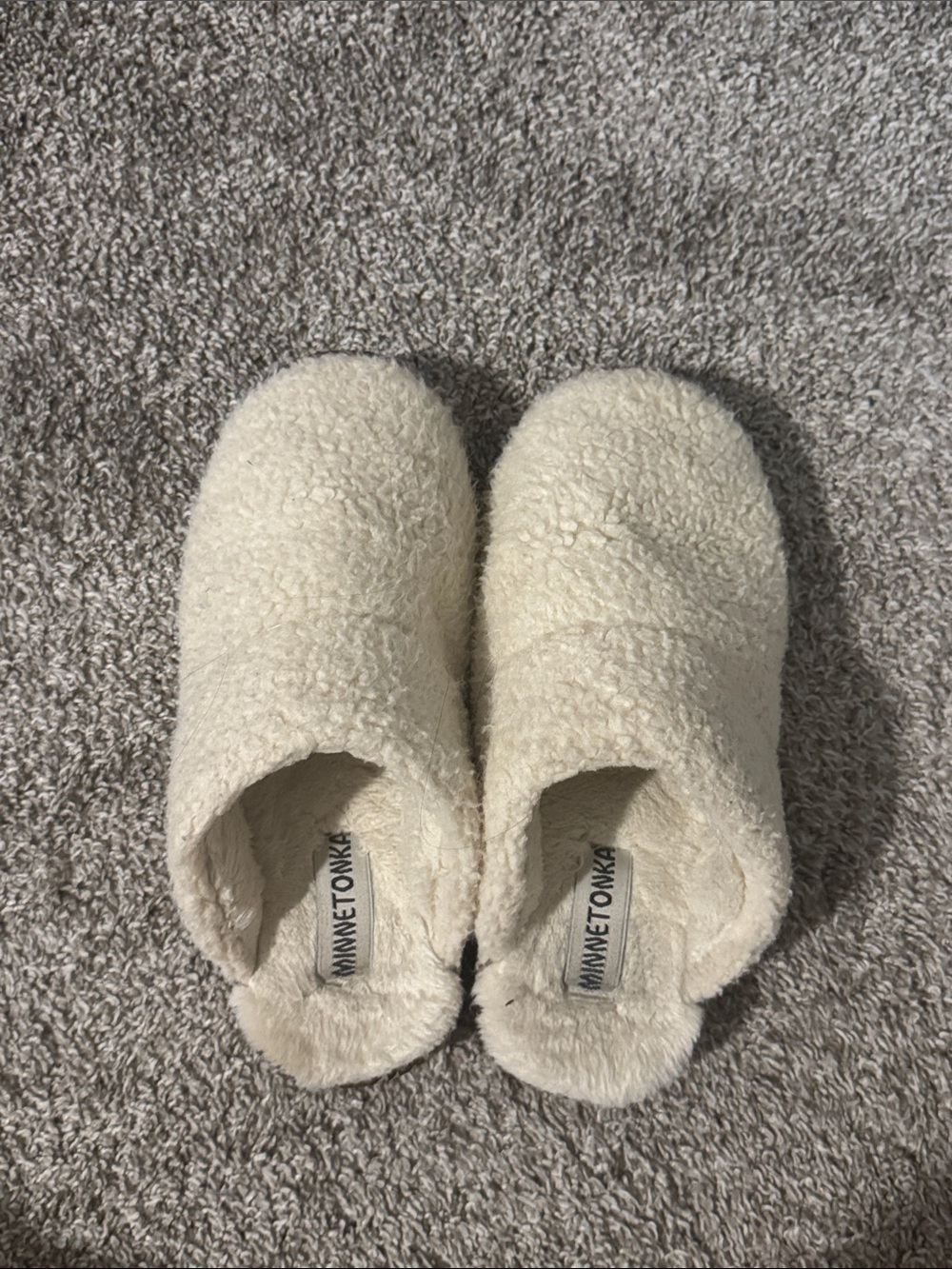 Minnetonka women’s Cream Sherpa Slip-On Slippers